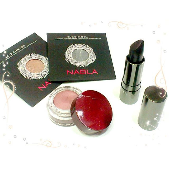 Regalazos de Papa Noel!! Sombra en crema #pinkwood , sombras #waterdream y #chattermark y labial #underground , todo de @nablacosmetics !